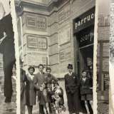 In una, del 1938, si vede l�esterno del locale. Nell�immagine c�� Michele (il primo a sinistra) attorniato da tutta la famiglia con alle spalle l�insegna del negozio e le pareti del politeama tappezzate da manifesti che pubblicizzavano il film �Ritorno all�alba�